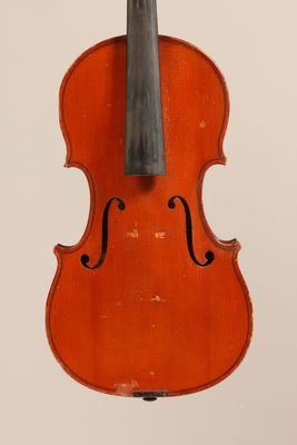gros plan d'un violon avec un archet sur fond blanc
