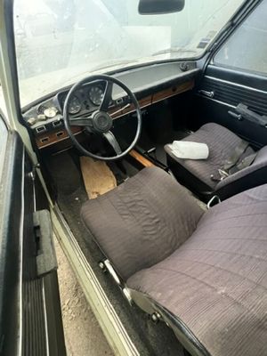 une voiture équipée de deux sièges et d'un volant