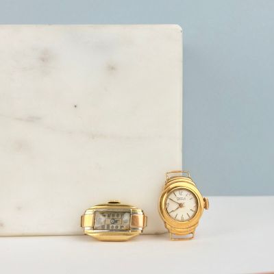 deux montres et une montre posée sur une table