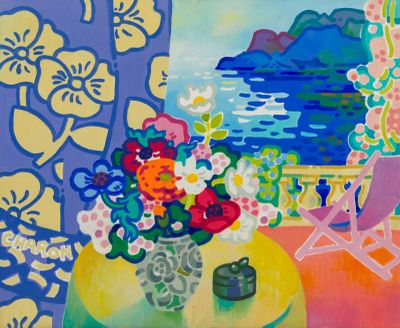 tableau représentant un vase de fleurs posé sur une table devant une fenêtre donnant sur l'océan