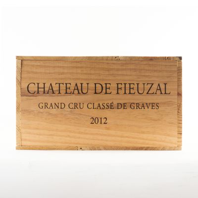 une pancarte en bois sur laquelle on peut lire « Château de Fieual, Grand Cru Classé de Graves 2012 »