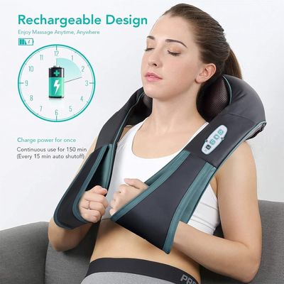 La femme est assise sur le canapé, le dos appuyé contre le coussin gonflable.