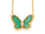 un collier en or avec un pendentif en forme de papillon vert au bout d'une chaîne