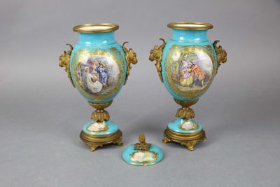 une paire de vases bleus et dorés ornés de portraits