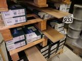 de nombreuses caisses de livres sur les étagères du magasin