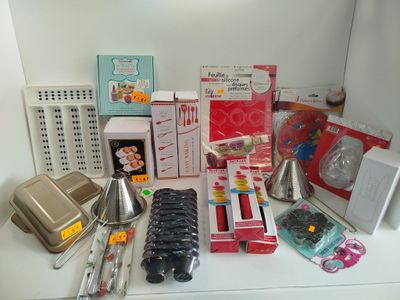 de nombreux objets divers posés sur le plan de travail de la cuisine