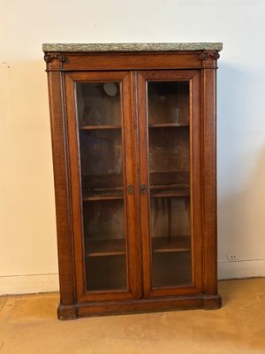 Vitrine en bois naturel à deux portes vitrées, montants à pi…