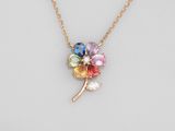 un gros plan d'un collier orné d'une fleur