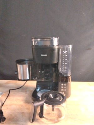 une cafetière et un mixeur posés sur une table
