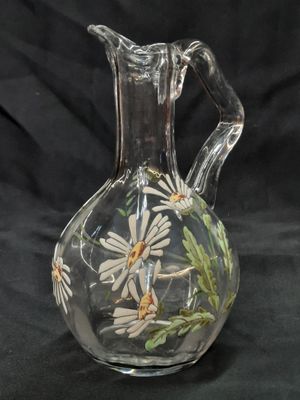 un vase en verre contenant des fleurs, sur fond noir