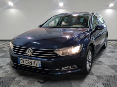 la volkswagen passat est garée sur un carrelage à carreaux