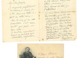 une vieille photo d'un homme assis sur une feuille de papier