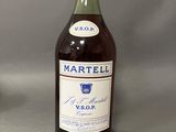 une bouteille de vin à côté d'un verre de vin