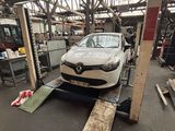 une voiture posée sur un pont élévateur dans un garage