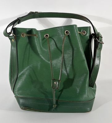 LOUIS VUITTON Sac NOÉ en cuir épi vert, garniture en métal d…