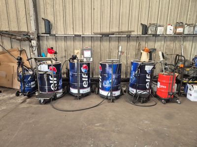 Plusieurs canettes de bière sont alignées dans un garage