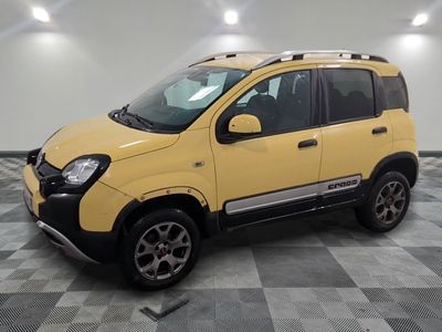 La petite voiture jaune est garée dans une grande pièce.