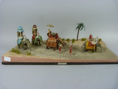 une figurine représentant un groupe de personnes à cheval