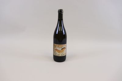une bouteille de vin posée sur une table