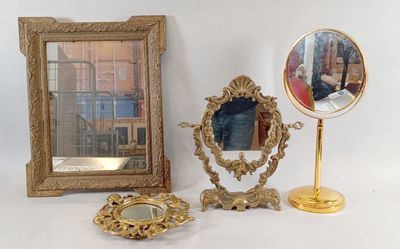 un miroir et un support de miroir sur lequel est posé un miroir