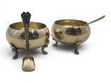 paire de bols plaqués argent avec cuillères et repose-cuillères