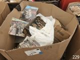 une boîte en carton remplie de DVD et d'autres objets