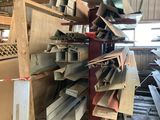 plusieurs pièces de bois sont empilées dans un entrepôt