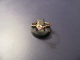 une bague posée sur une table