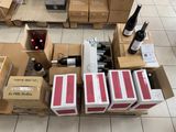 de nombreuses caisses de vin et des caisses de vin par terre