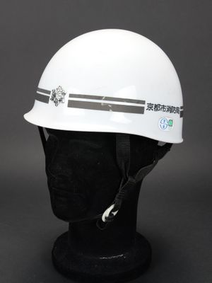 un casque blanc posé sur une tête de mannequin noire