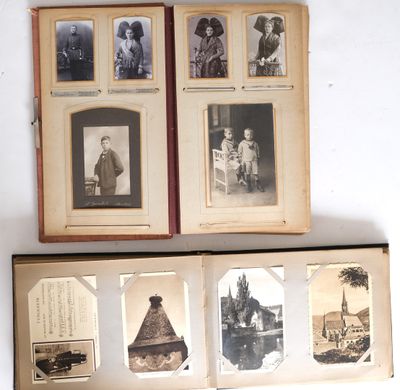 Plusieurs vieilles photos de personnes sont accrochées au mur