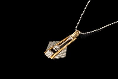 un collier en argent et en or orné d'un crâne