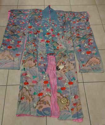 Robe ou Kimono en coton et soie brodé de fleurs et paysages.