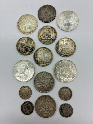une collection de pièces anciennes posées sur un fond blanc