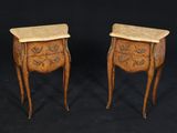 paire de tables de chevet à plateau en marbre de style Louis XV