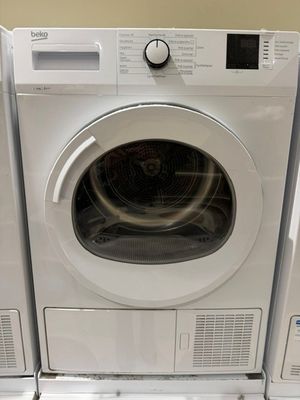 une machine à laver et un sèche-linge empilés l'un sur l'autre
