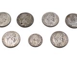 gros plan d'un paquet de pièces de monnaie sur une surface blanche
