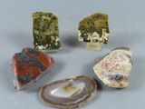 plusieurs types de roches et de pierres sur une surface grise