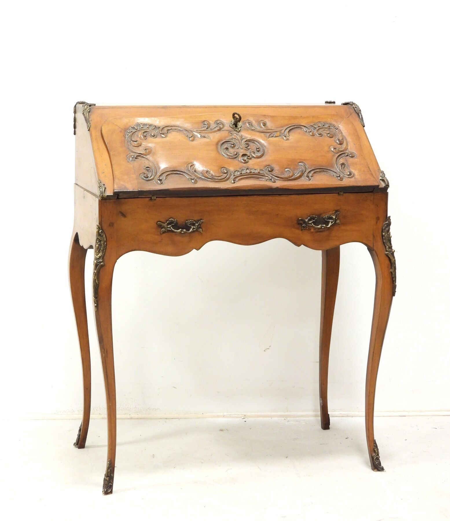 BUREAU DE PENTE en bois naturel à décor sculpté de rinceaux,…