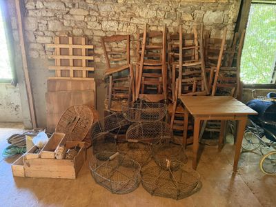de nombreuses chaises et tables dans une pièce aux murs en briques