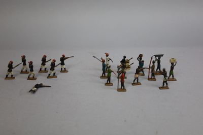 un grand nombre de figurines posées sur une table