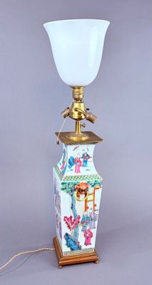 une lampe posée sur une table avec un oiseau dessus