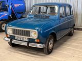 une petite voiture bleue garée à côté d'un gros camion bleu