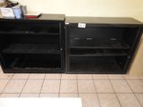 une armoire noire avec deux étagères ouvertes dans une pièce