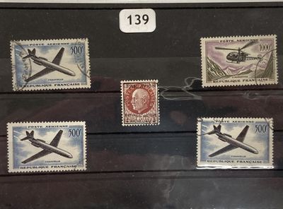 quatre timbres sur un présentoir orné d'une image d'avion