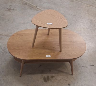 deux tables empilées l'une sur l'autre