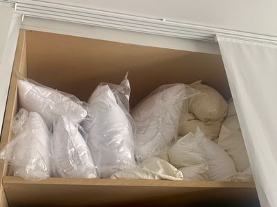 une boîte en carton remplie d'oreillers et de couvertures blanches