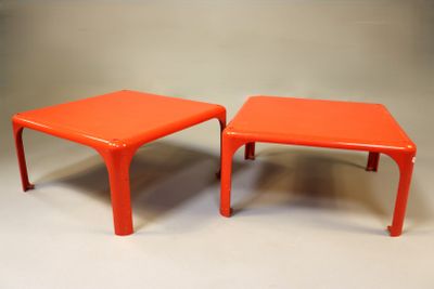 paire de tables d'appoint modernes de style « mid-century » en plastique orange