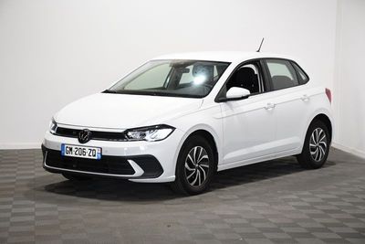 une Volkswagen Polo break blanche garée dans une pièce blanche