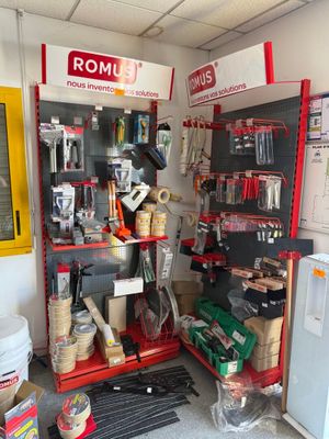une pièce remplie d'outils et de matériel divers